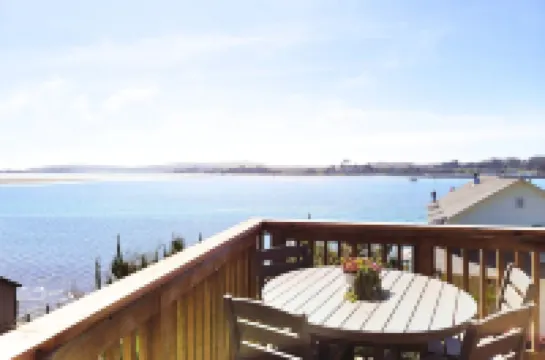 Romantic Waterfront/Fire Pit/Hot Tub/Mins. to Beaches & Restaurants/Pet Friendly