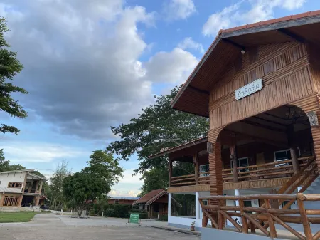 Baan Khue Wieng Resort Отели в г. Mae Sariang