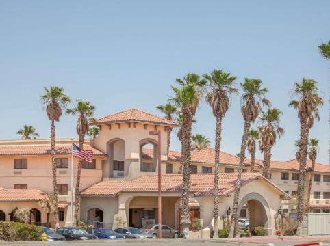 Ramada by Wyndham Barstow