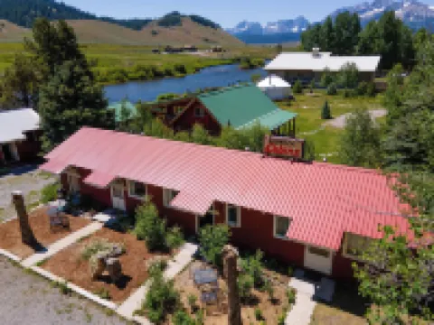 Redwood Cabins Hotels in Custer County