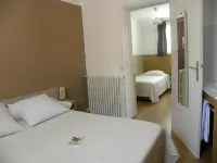 Hôtel le Cambronne Hotel a Reze
