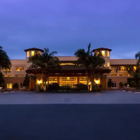 The Cassara Carlsbad, Tapestry Collection by Hilton Отели рядом с достопримечательностью «Флауэр Филдс»