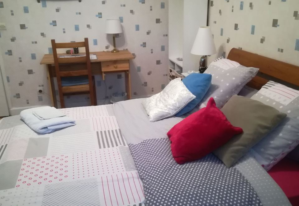 Chambre Dans Une Maison Pleine de VIE - Housity