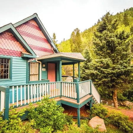 The Victorian at Valley Glen- a romantic mountain getaway