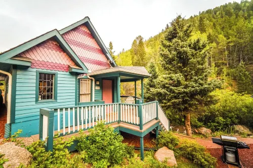 The Victorian at Valley Glen- a romantic mountain getaway