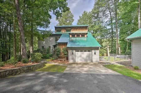 Large 5 Bdrm Golf Course home, Mountain Views, & Rumbling Bald amenities.