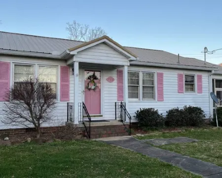 Pink Door Charming 2-bedroom house with WiFi, AC in nice Oneonta, Close to Food 오니온타 호텔