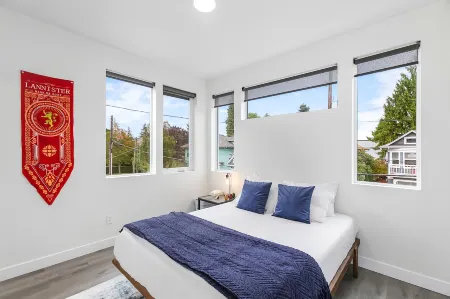 The Golden Lion Sweet Suite Отели рядом с достопримечательностью «Seattle Cruise Ship Terminal 91»