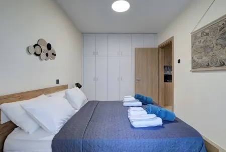 75 Prokymea- Steps from the Sea, Downtown, Balcony Отели рядом с достопримечательностью «Городской зоопарк»