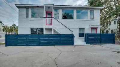 Flamingle in Fuchsia- Whole House- Walk to Beach! Hotels in Tybee Island