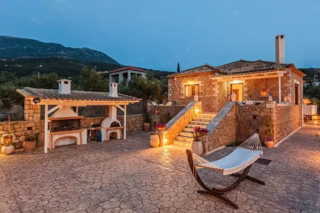 Mani's Aura Seaside-Spacious Summer Retreat