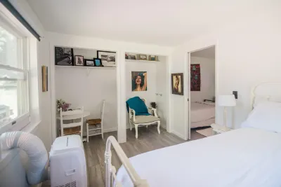 The Flat a Wanderlust Abodes property Hotels in Torch Lake Township