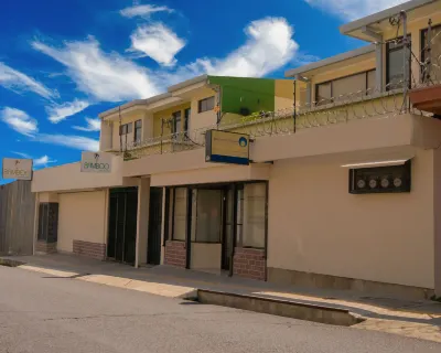 Hotel Bamboo Aeropuerto Отели в г. 