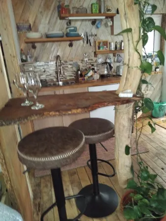 Swiss Valley Cabin - WoodFired Hot Tub & Therapies Отели в г. Лланелли