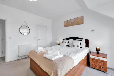 3 Bedroom and 2 Bathroom House with Balcony & Parking