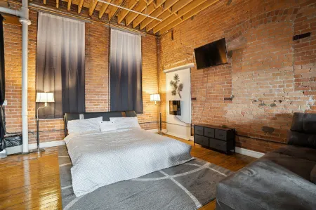 Downtown Detroit Loft - Fully Equipped & Absolutely Gorgeous Theme by RedAwning Отели рядом с достопримечательностью «Joe Louis Monument»
