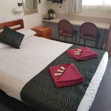 Golden Peak Motel PeakHill