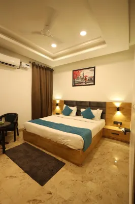 Radha Bihari Nikunj Inn & Restaurant Hotels near SHRI ANIRUDDHACHARYA JI ASHRAM