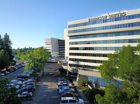 Embassy Suites by Hilton Portland Tigard Отели в г. Роли Хилс