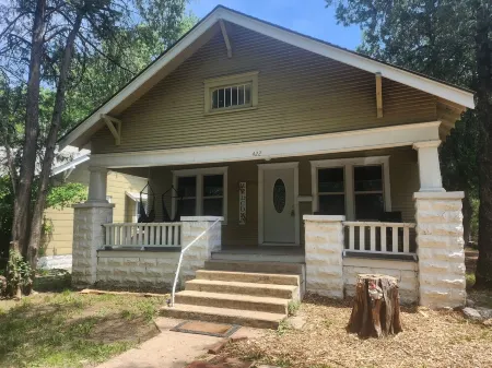 Antique Bungalow Close to Downtown wichita! Отели рядом с достопримечательностью «The Keeper of the Plains»