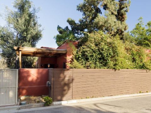 Spacious Haven with Modern Amenities - Charming Treetop Escape