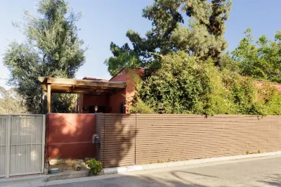 Wrap Around Windows and Open Floor Plan - Charming Secluded Haven Hotels in Silver Lake