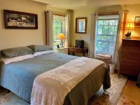 Wildewood Haven - Charming 3-bedroom home located on Long Pond, Rome, ME فنادق في Rome