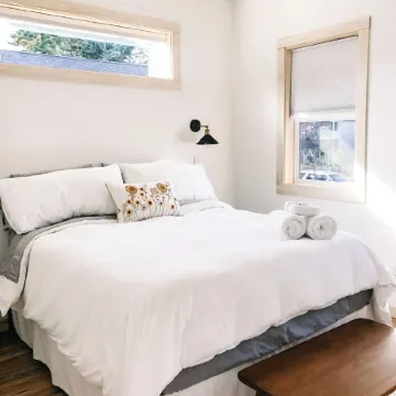 Newly Built 1-bedroom house w/ deck, W/D, full kitchen, WiFi in SANDPOINT