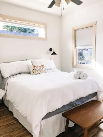 Newly Built 1-bedroom house w/ deck, W/D, full kitchen, WiFi in SANDPOINT Отели рядом с достопримечательностью «Вар Мемориал Филд»