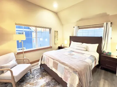 Modern 2Br w Fire Pit & BBQ - Perfect for Families, Travel Nurses & Corp Housing Hotels in Atlantic