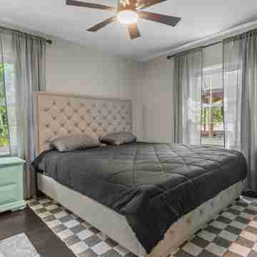 Private lakefront retreat Rooms