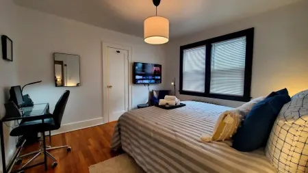 The Blue Sapphire: Modern & Stylish 2BR w/ 2 King Beds & Full Kitchen