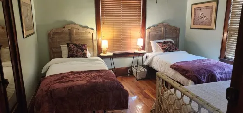 Charming 2-bedroom bungalow with AC, WiFi in pleasant Pineville Hotels in Bell County