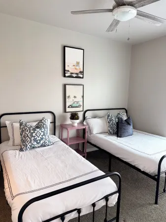 Good Vibes 2-Bedroom Apartment in Waukee - Central Location & Modern Comforts