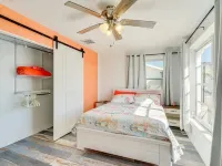 3BR Waterfront townhome Matlacha with hot tub, boat dock WiFi, bikes and kayaks Hotels in Matlacha