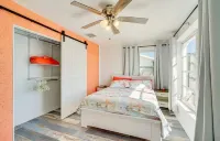 3BR Waterfront townhome Matlacha with hot tub, boat dock WiFi, bikes and kayaks