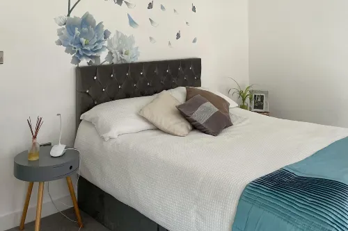 1 Bed - Sleeps 4 - Parking Pets Wifi Hotels in Rainham