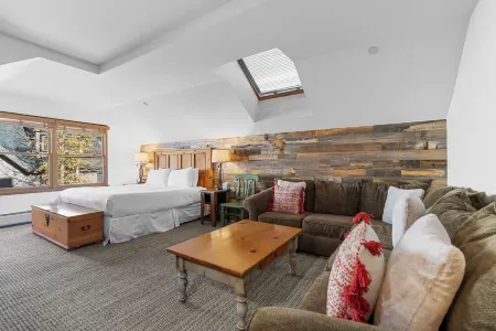 Best deck view of River Run ski slope 1 min walk to gondola/village 2 bed 2 bath