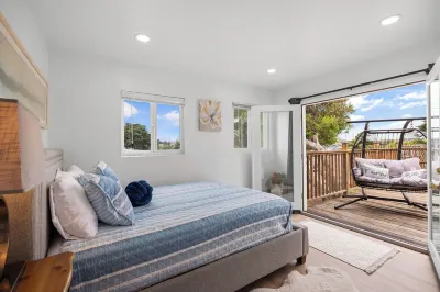 Spacious 4-bedroom house in delightful Marina with WiFi Hotels near Preston Park