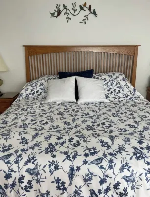 All season cottage with sauna overlooking the private beach on Lake Superior Hotel a Washburn