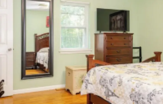 Pet-Friendly 3-bedroom neighborhood home close to shopping, lake and river 希伯酒店