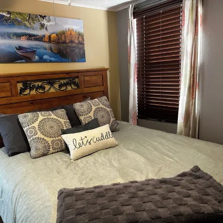 Charming cottage minutes away from Downtown