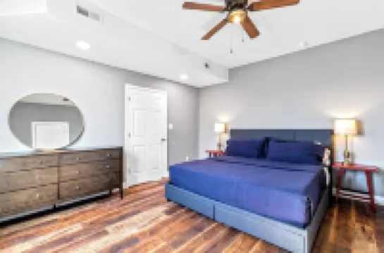 Stay STL-Huge Cheery 1BR-In Unit W/D-Parking โรงแรมใน