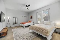 Western Saloon  2BR  4Bed  Prime Location