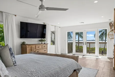 Stunning 3 bedroom, 2.5 bathroom waterfront/dockside home