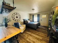 Charming Guesthouse in Historic Old Colorado City – Cozy & Convenient!