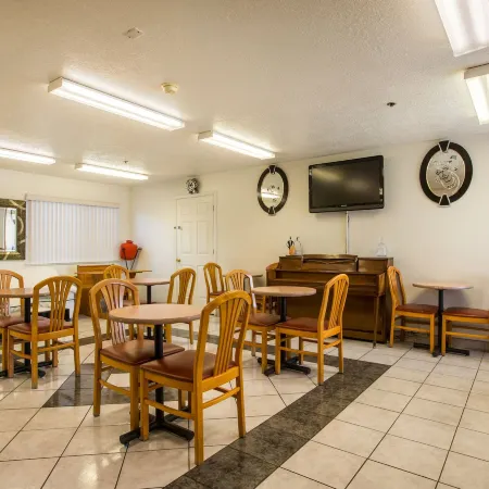 Sandia Peak Inn Old Town ABQ, a Howard Johnson by Wyndham