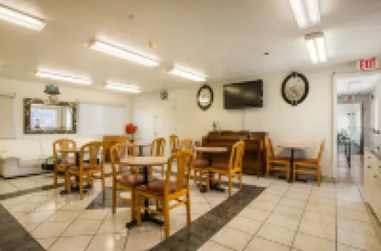 Sandia Peak Inn Old Town ABQ, a Howard Johnson by Wyndham