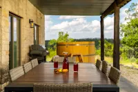The Point Serene Hill Country Views with Pool & Hot Tub Hôtels à : Comte de Kendall