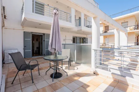 Cozy Studio w Balcony in the Center of Filiatra Отели в г. Трифилија